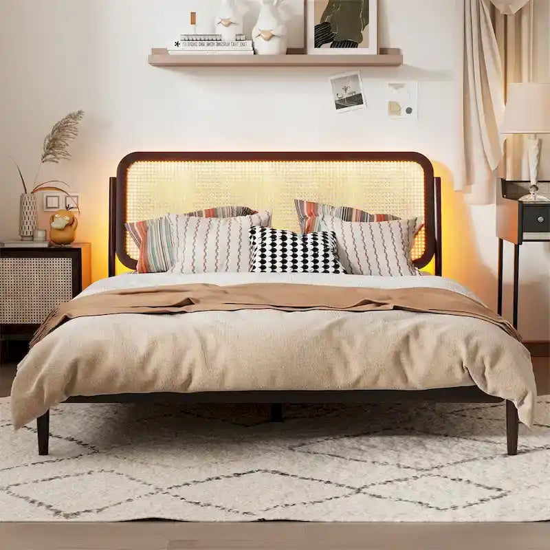 Lit plateforme de taille queen avec rangement en bois, éclairage LED et tête de lit en rotin
