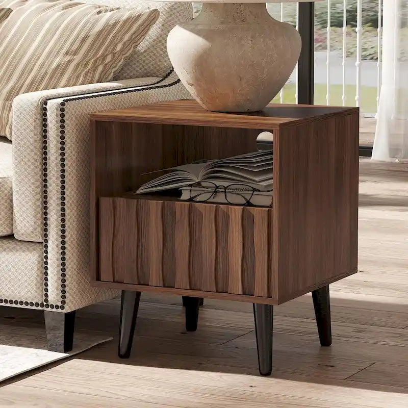 Table de chevet moderne du milieu du siècle, table d’appoint à tiroir cannelé et rangement ouvert