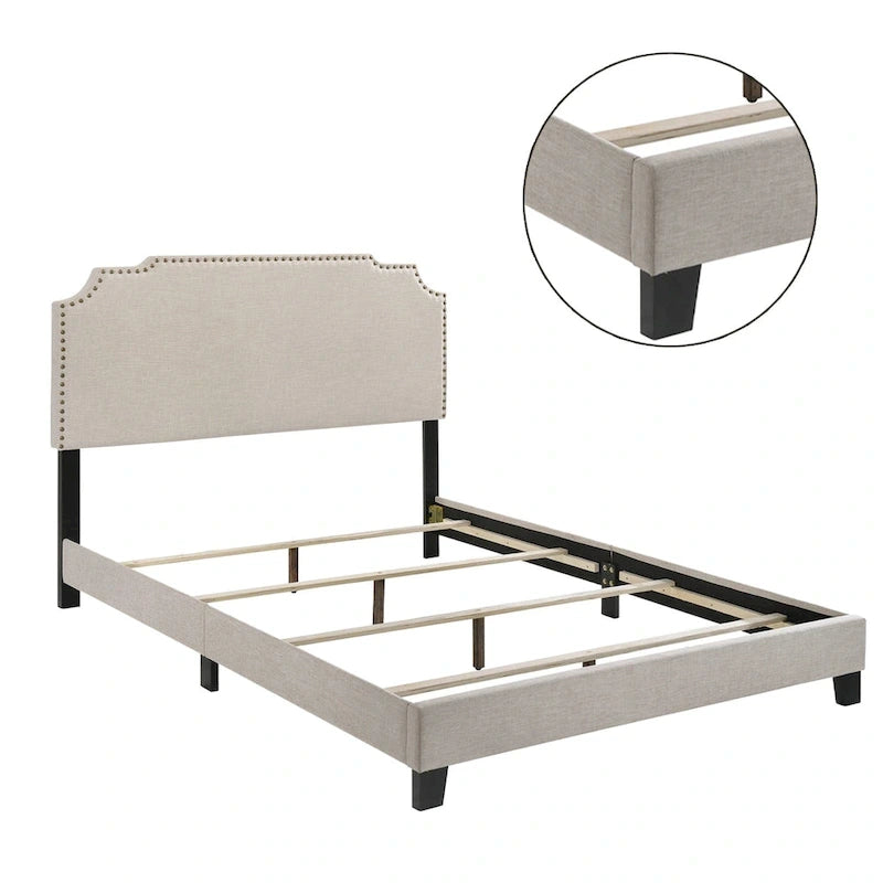 Lit rembourré beige avec garniture cloutée
