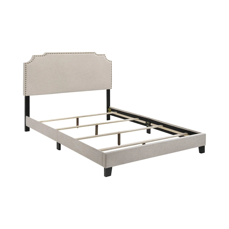 Lit rembourré beige avec garniture cloutée